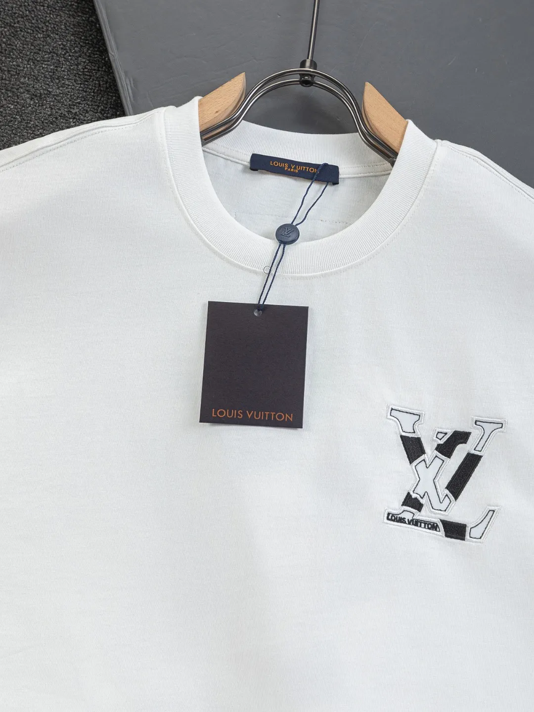 🅿️190 Louis Vuitton 1V LV lv slightly wide version S-XL LV 26ss new products are available at the counter simultaneously. Multiple craftsmanship. Chest patch letter 🪡 embroidery. Back patch letter large logo 🪡 embroidery. Round neck short-sleeved T-shirt, same style for men and women! Consigned to one-to-one creation. Synchronized with the official website, pure cotton fabrics at the counter! It is close to the skin and comfortable, durable and easy to wear. It has a classic and simple logo design and meticulous original craftsmanship. Short-sleeves, a must-have item for men, do not appear to be the same for the general public, but must be unique and eye-catching. This LV short-sleeve is all about quality, comfort, the same shape and fashion as always, including fabrics and cutting techniques. All of them have been made with great effort! 320 grams of washed pure cotton fabric, pure cotton is breathable, very refreshing and comfortable for daily wear. The rib knitting on the neckline is smooth and tight, and the neckline will not be skewed if you toss it at will. The loose version, you will find that it looks really good on the upper body. The overall is minimalist and neat, super versatile for daily use! Pair it casually with a pair of pants for a youthful look. A T-shirt will make your outfit crazy. It is a fashionable item that can never go wrong! Color: Black White Size: S-XL Size chart: S: Shoulder width 50-Bust 56-Length 70 M: Shoulder width 52-Bust 57-Length 72 L: Shoulder width 54-Bust 59-Length 74 XL: Shoulder width 56-Bust 62-Length 76